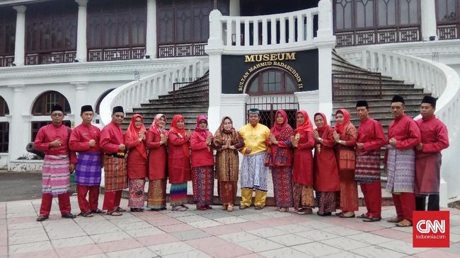 Pada Jumat (19/1) ini, jajaran Pegawai Negeri Sipil Palembang mulai menggunakan pakaian adat daerah sebagai seragam dinas khusus di hari Jumat.