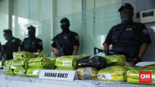 Polisi menangkap empat orang yang terlibat dalam peredaran narkotika jenis sabu dan ekstasi jaringan Malaysia-Indonesia di Kosambi, Tangerang.