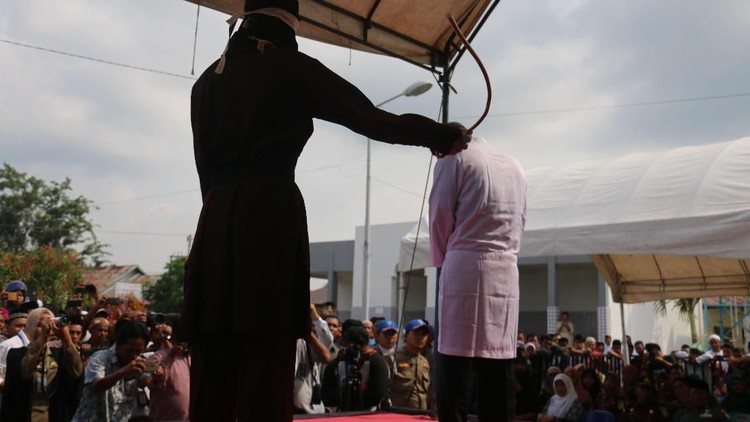 Seorang ulama di Aceh kedapatan berzina dengan seorang wanita bersuami. Keduanya mendapat hukuman cambuk.
