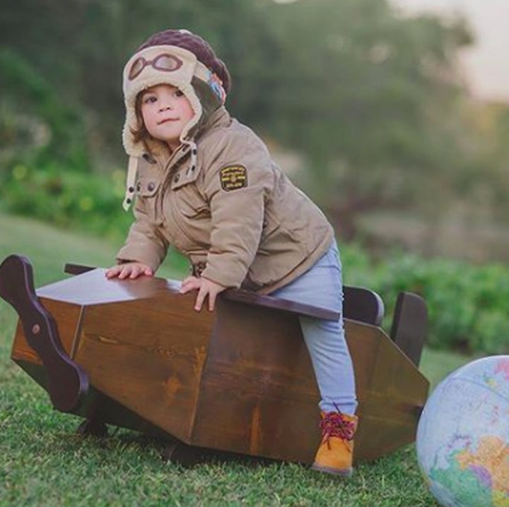 <p>Pakai kostum lengkap, pilot cilik ini siap mengantar kita keliling dunia. He-he-he. (Foto: Instagram/ @brendavaldezphotography)</p>