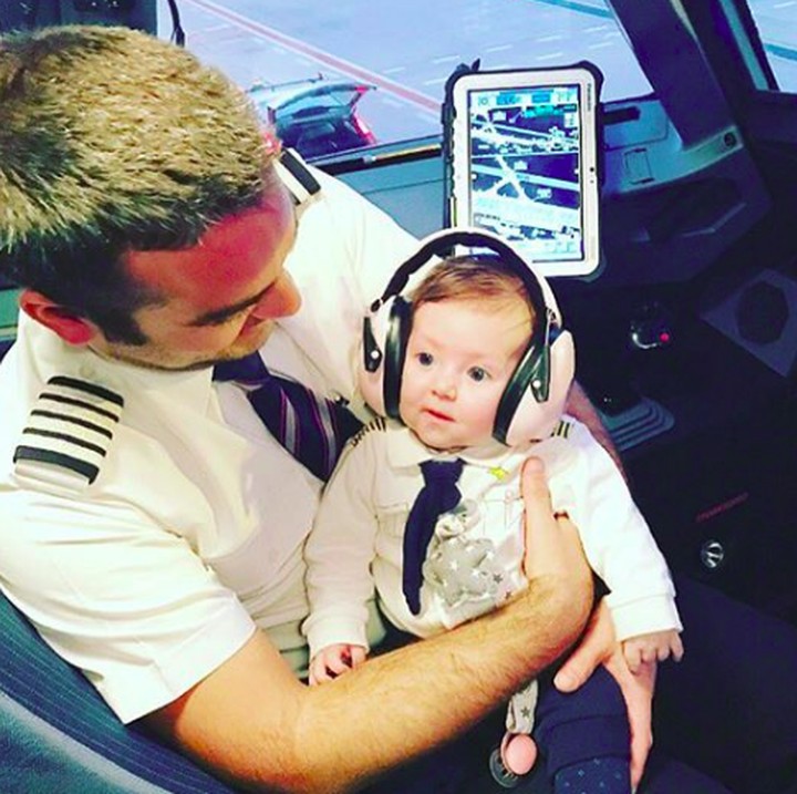 <p>Yuk berangkat! Pak pilot udah siap sedia. (Foto: Instagram/ @smile.wowmom)</p>