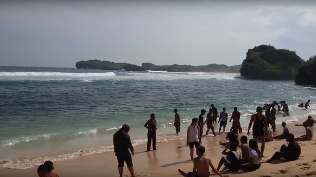 Pantai Sadranan adalah pantai di Gunungkidul dengan karakter pasir berwarna putih dan karang di pinggir pantai.