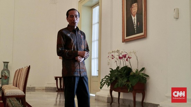 Resepsi putra guru panahan Joko Widodo, Cholikan Zarkasyi, mendadak heboh ketika orang nomor satu di Indonesia itu datang.