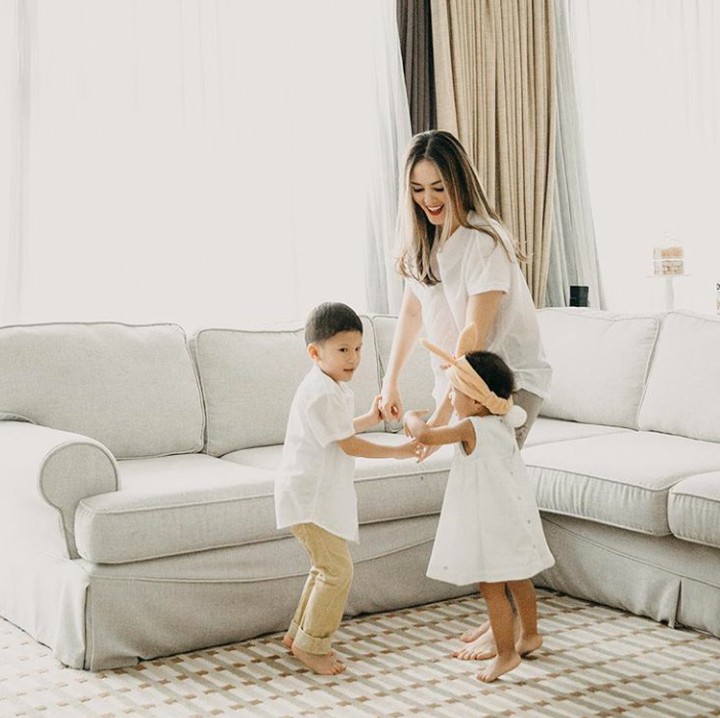 <p>Sebagai ibu bekerja, Cathy sangat bersyukur bisa menghabiskan waktu luang bersama anaknya. (Foto: Instagram @cathysharon)</p>