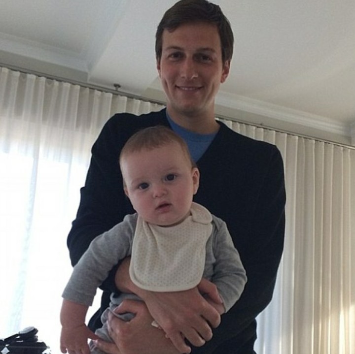<p>Kali ini si kecil Joseph digendong ayahnya. (Foto: Instagram @kushnerbrothers)  </p>