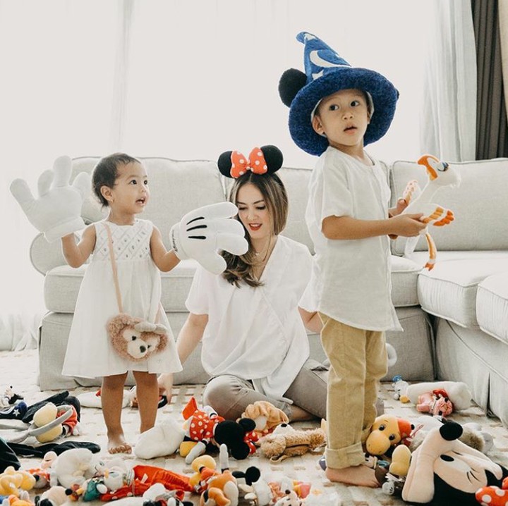 <p>Saking cintanya sama Disney, Cathy dan anaknya kompak koleksi aksesoris Disney, lho. (Foto: Instagram @cathysharon)</p>