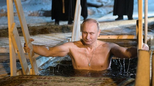 Presiden Rusia Vladimir Putin merayakan festival Epiphany untuk menandai upacara Kristen Ortodoks dengan menceburkan diri ke danau bersuhu -6 derajat celcius.