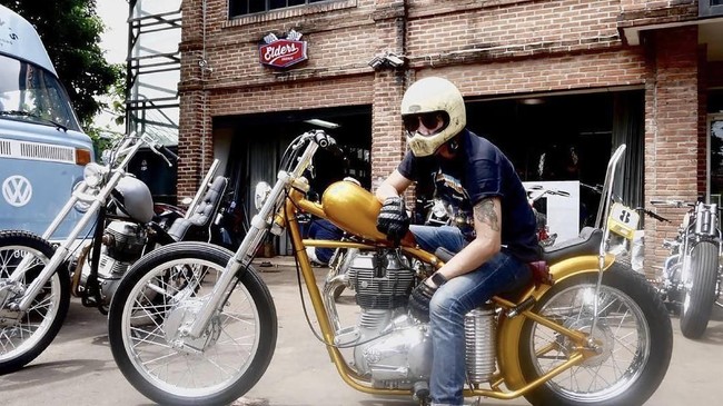 Presiden Joko Widodo membeli sebuah motor custom chopper warna emas bermesin 350cc.