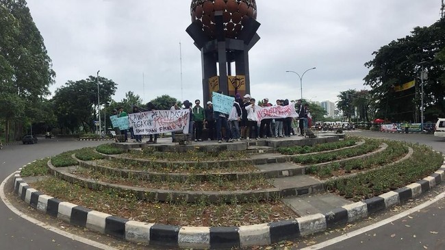 Suporter Persita Tangerang menagih janji Ketua Umum PSSI Edy Rahmayadi untuk mengusut tuntas kasus kekerasan suporter sepak bola di Indonesia.
