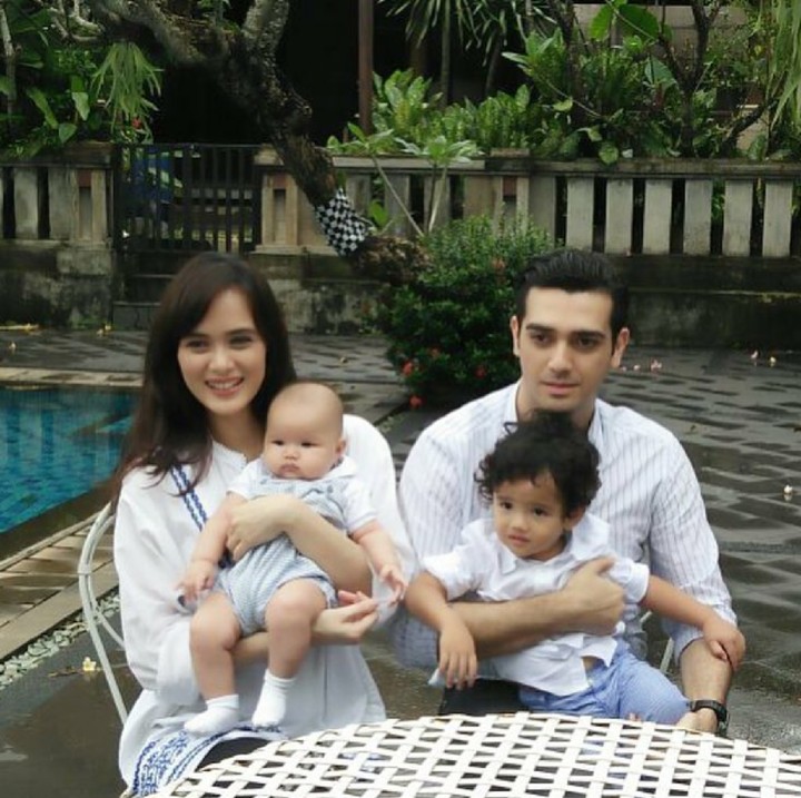 <p>Wah bajunya kompakan nih sekeluarga. (Foto: Instagram/renata711)</p>