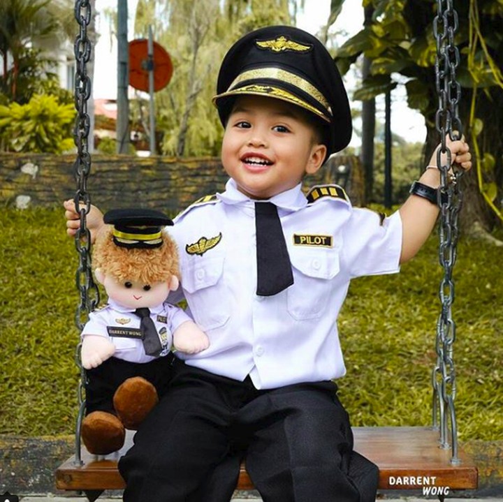 <p>Kalau pilot yang satu ini harus ditemani co-pilot spesial nih. (Foto: Instagram/ @darrent_wong)</p>