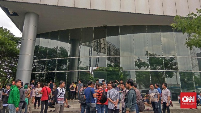 Sipoa Group dilaporkan ke Polda Jatim karena tak kunjung membangun apartemen seperti yang telah diiklankan. Konsumen mendesak uang mereka dikembalikan.