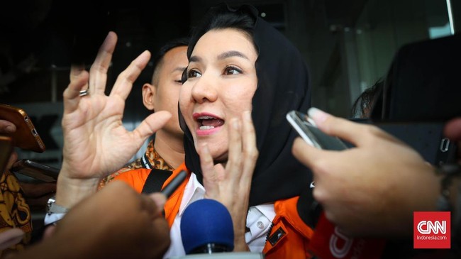 KPK menyita 103 perhiasan berlapis emas dan berlian serta 32 jam tangan bermerek milik Bupati nonaktif Kutai Kartanegara Rita Widyasari terkait kasus TPPU.