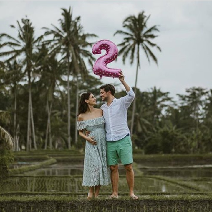 <p>Bumil hati-hati ya jalannya di pematang sawah... (Foto: Instagram lamamatropicana)</p>