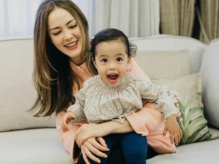 Heboh Cathy Sharon Toyor Kepala Putrinya, Begini Faktanya Bun