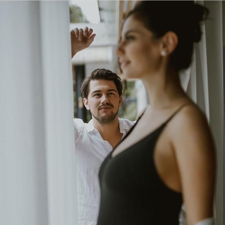 <p>Ada cinta begitu besar dan dalam di mata sang suami untuk istri tercinta. (Foto: Instagram lamamatropicana)</p>