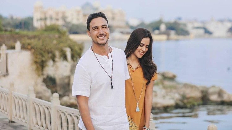 Hamish Daud mencoba mendandani istrinya, Raisa. Momen tersebut terasa sangat manis dan juga lucu. Tapi bagaimana hasil akhirnya ya?