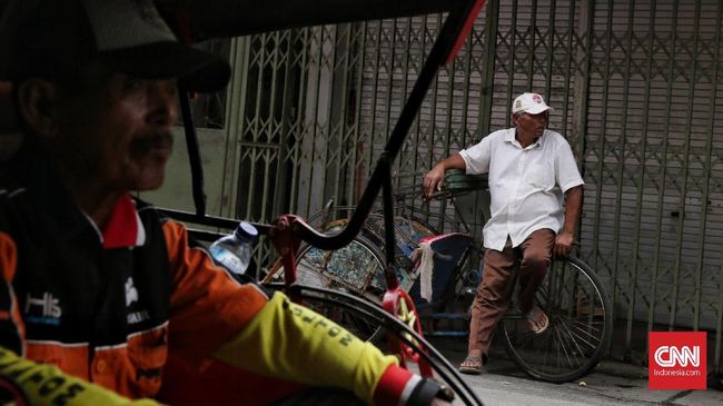 Sejumlah warga Jakarta merasa keberatan dengan rencana pengoperasian becak. Ada yang mengaku tak tega, karena kendaraan itu digerakkan manusia.