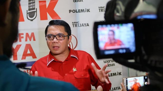 Politikus PDIP Arteria Dahlan memandang pernyataan Sri Bintang Pamungkas memiliki konsekuensi hukum karena menyangkut Jokowi sebagai presiden terpilih.
