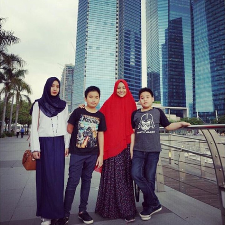 <p>Bersama ketiga buah hatinya. Happy. (Foto: Instagram Cindy Fatikasari)</p>