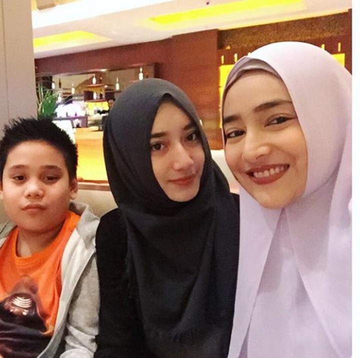 <p>Nggak seperti ibu dan anak, tapi seperti kakak dan adik-adiknya. (Foto: Instagram Cindy Fatikasari)</p>