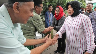 Wali Kota Surabaya Tri Rismaharani diadukan ke Ombusdsman Jatim karena dianggap menyalahi wewenangnya sebagai kepala pemerintahan.