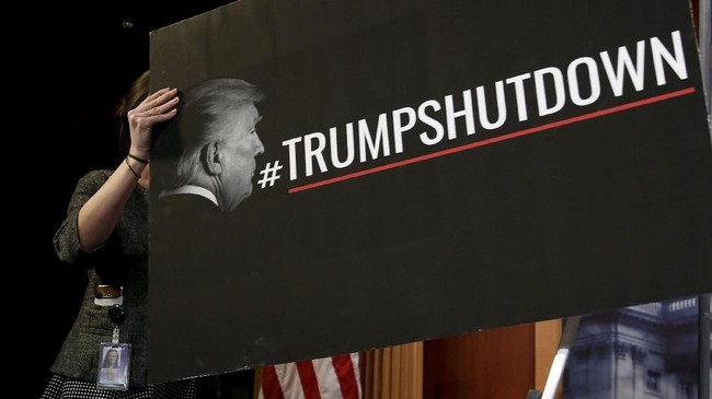 Presiden Trump menyatakan akan membiarkan pemerintahan tutup jika Demokrat tak mendanai tembok perbatasan yang ia gagas dan mendukung perubahan hukum imigrasi.