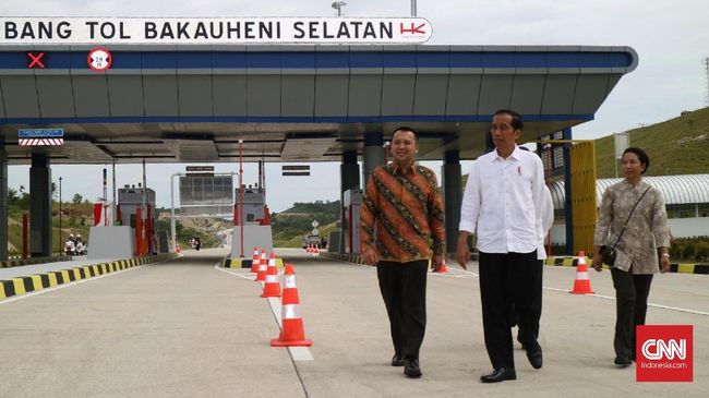 Jokowi Ingin Tarif Tol Turun untuk Kendaraan Logistik Saja Kebijakan penurunan tarif tol kemungkinan hanya akan berlaku untuk kendaraan logistik karena sesuai dengan semangat awal untuk memangkas biaya logistik.