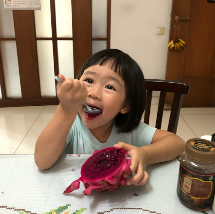 <p>Eh, gadis cilik yang satu ini doyan buah naga merah juga ternyata. (Foto: Instagram/ @finley_g)</p>