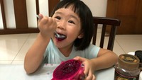 <p>Eh, gadis cilik yang satu ini doyan buah naga merah juga ternyata. (Foto: Instagram/ @finley_g)</p>