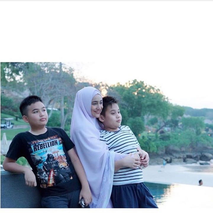 <p>Bunda Cindy bersama dua jagoan kembarnya. (Foto: Instagram Cindy Fatikasari)</p>