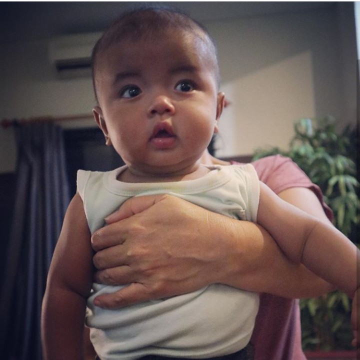 <p>Awal-awal saat tahu pangeran kecilnya mengalami katarak tentu Asri Welas sedih bukan main. Tapi dia memilih berdamai dengan keadaan dan memasrahkan semua pada Tuhan. (Foto: Instagram @ibran_gibran)</p>