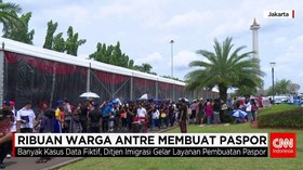 Antrean Pembuat Paspor Online di Monas