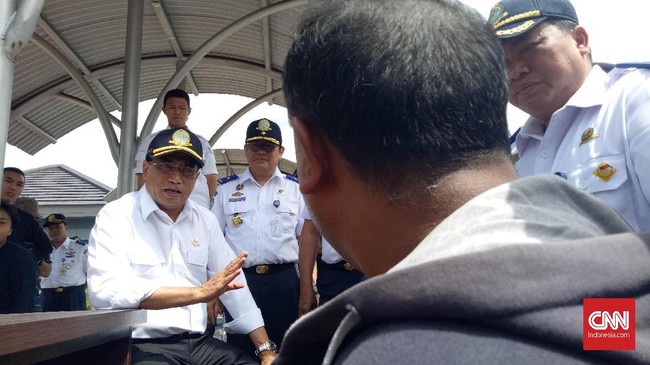 Menteri Perhubungan Budi Karya Sumadi menutup dua sekolah penerbangan karena dinilai tidak bisa mencetak pilot-pilot berkompeten dan memiliki daya saing.