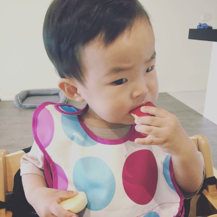 <p>Ekspresi serius si kecil saat menikmati sepotong apel. (Foto: Instagram/ @paula.park)</p>