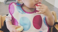 <p>Ekspresi serius si kecil saat menikmati sepotong apel. (Foto: Instagram/ @paula.park)</p>
