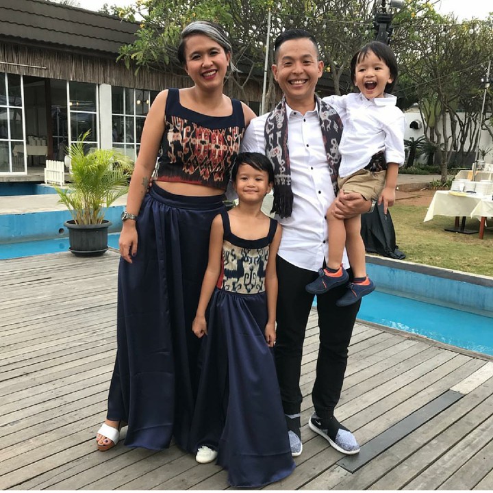 <p>Ini dia full squad keluarga Ernest Prakasa dan Meira Anastasia bersama anak-anaknya. (Foto: Instagram/meiranastasia)</p>