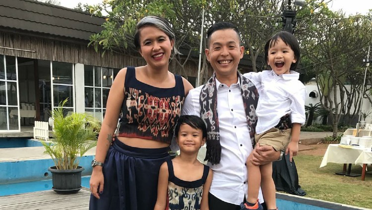 Ernest Prakasa tengah sibuk menyiapkan film terbarunya. Namun, itu nggak membuatnya mengabaikan family time di keluarga.