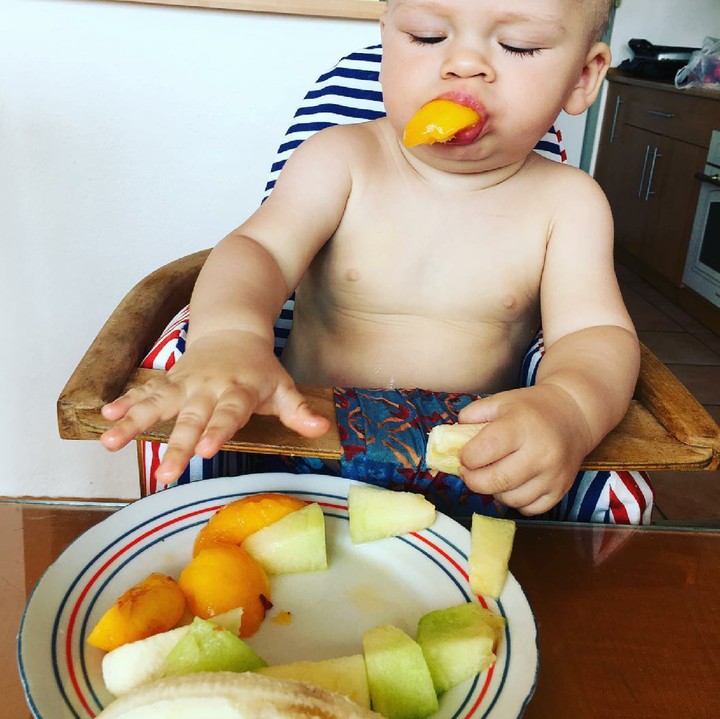 <p>Sabar, Nak. Makan buahnya pelan-pelan ya. Hi-hi-hi. (Foto: Instagram/ @vii.fran)</p>
