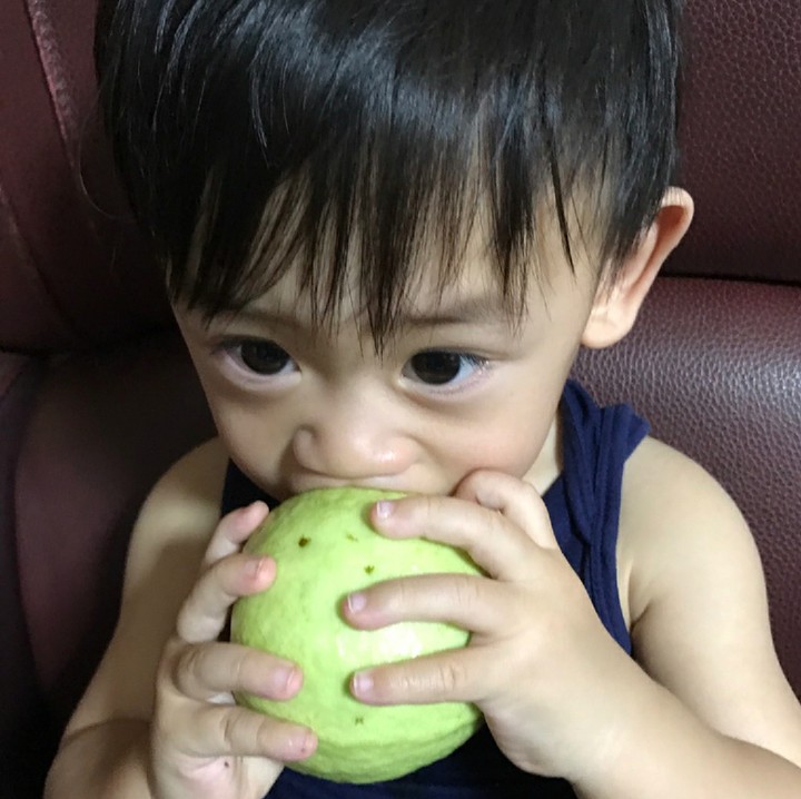 <p>Kira-kira bocah ini bisa makan jambu bijinya nggak ya, Bun? He-he-he. (Foto: Instagram/ @erichuang426)  </p>
