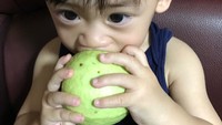 <p>Kira-kira bocah ini bisa makan jambu bijinya nggak ya, Bun? He-he-he. (Foto: Instagram/ @erichuang426)  </p>