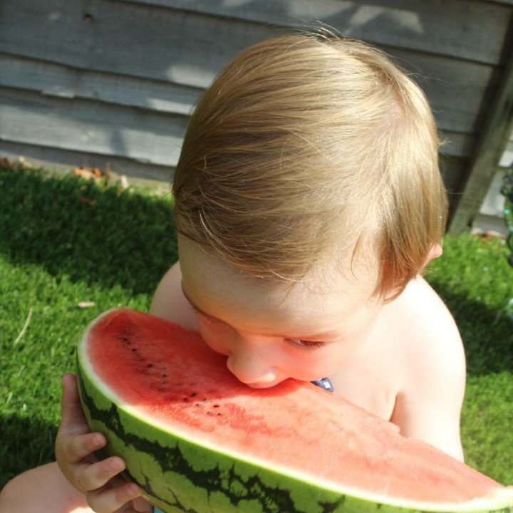 <p>Biar semangkanya besar, aku tetap semangat makan buah, Bun. (Foto: Instagram/ @thekidsareplaying)</p>