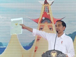 Pesan Jokowi ke Penerima Sertifikat Tanah: Jangan Buat Beli Motor-HP