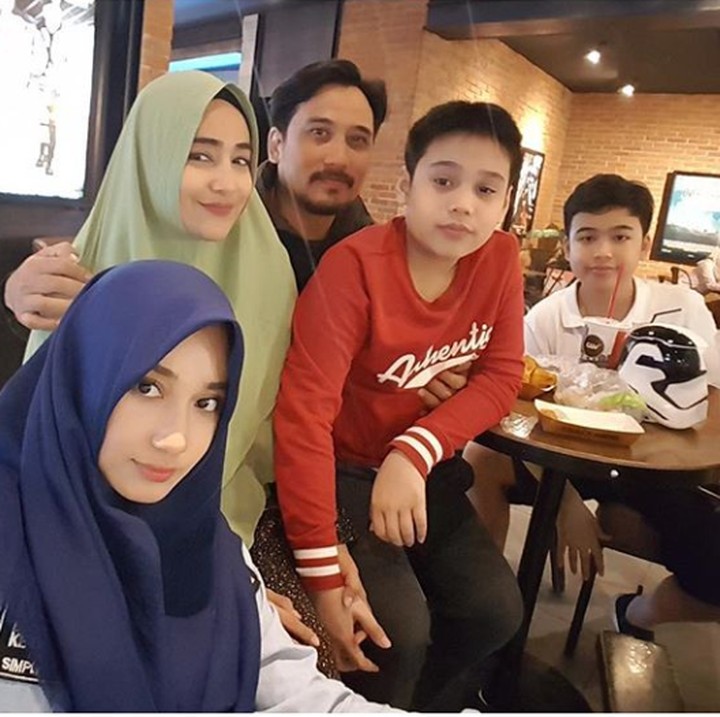 <p>Cindy Fatikasari dan suaminya, Tengku Firmansyah, menikah di usia muda dan kini mereka dianugerahi tiga anak. (Foto: Instafram Cindy Fatikasari)</p>
