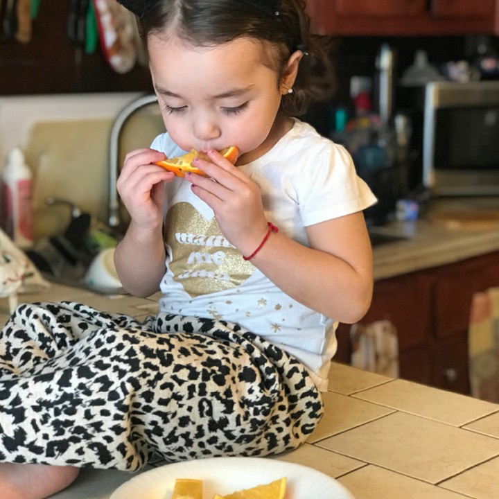 <p>Seger banget ya kayaknya jeruk yang disesap gadis cilik yang satu ini. (Foto: Instagram/ @tiffany.janet)</p>