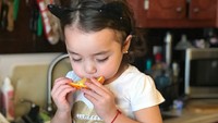 <p>Seger banget ya kayaknya jeruk yang disesap gadis cilik yang satu ini. (Foto: Instagram/ @tiffany.janet)</p>