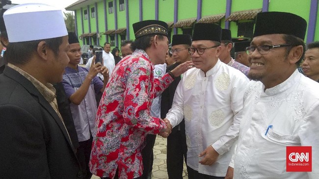 Zulkifli Hasan mengatakan, PAN secara tegas menolak LGBT. Ia juga menyebut ada empat parpol lainnya di DPR yang bersama PAN.