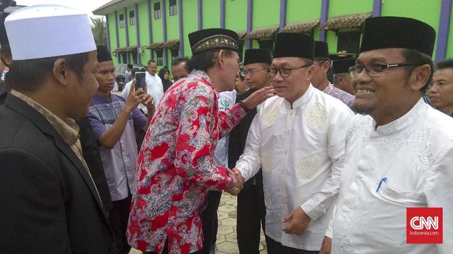 Zulkifli Hasan Masih Enggan Sebut Nama Parpol Pendukung LGBT Zulkifli Hasan mengatakan, PAN secara tegas menolak LGBT. Ia juga menyebut ada empat parpol lainnya di DPR yang bersama PAN.