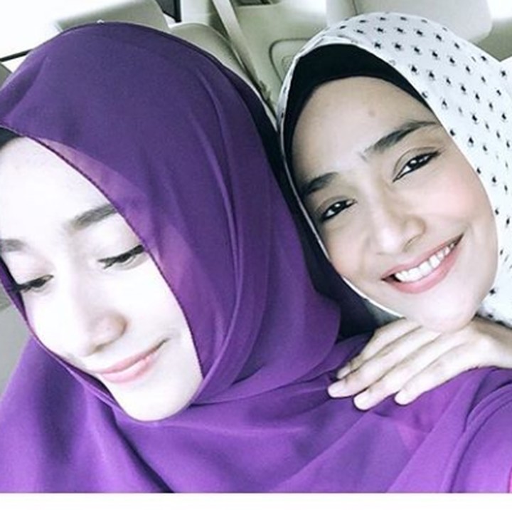 <p>Bunda Cindy dan putri sulungnya, Tengku Syaira Anataya. Mirip banget ya, seperti kakak sama adiknya. (Foto: Instagram Cindy Fatikasari)</p>