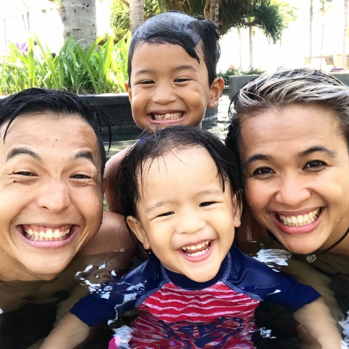 <p>Senyum semuanya! Cekrek! (Foto: Instagram/meiranastasia)</p>